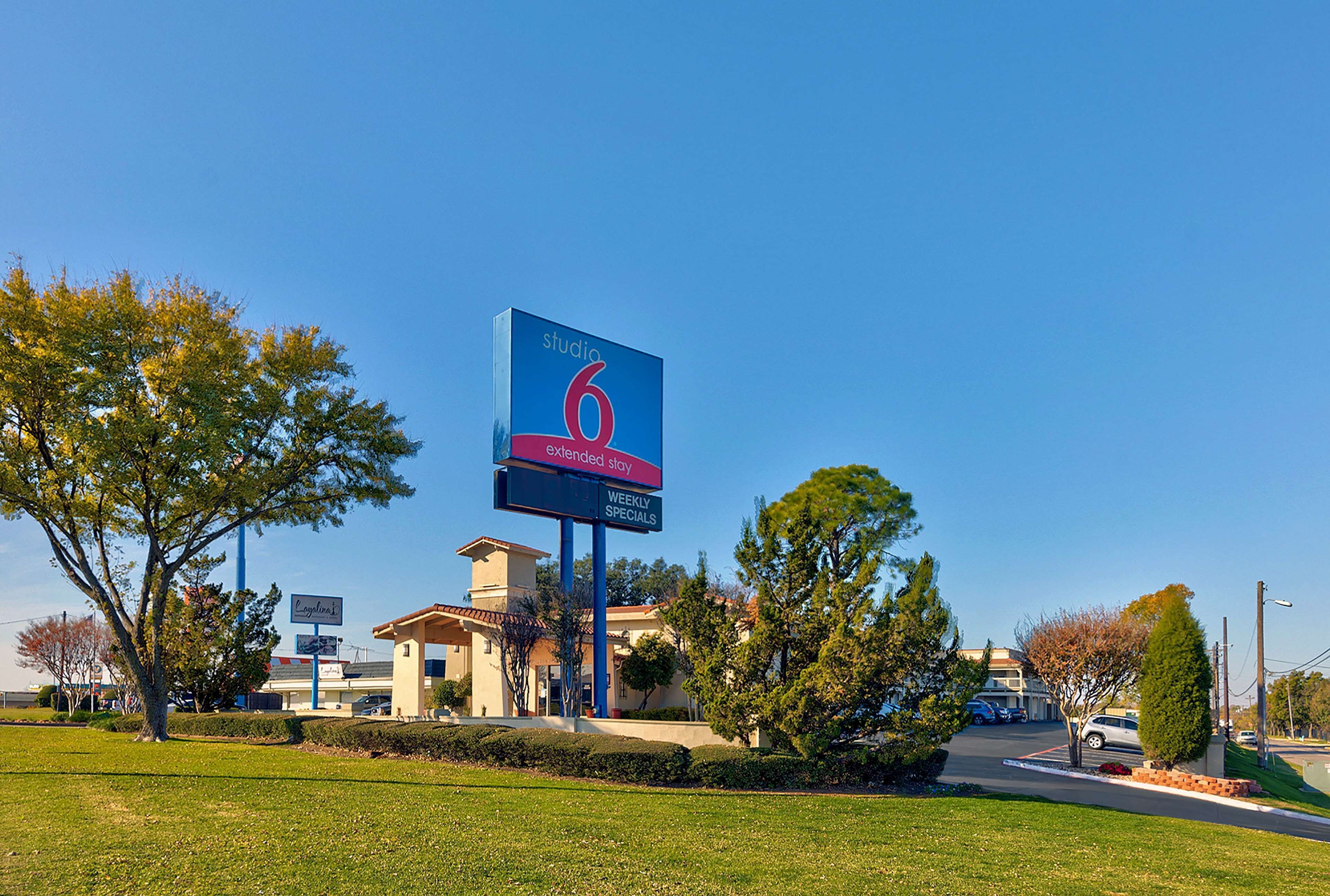 A hotel sign with "6 extended stay" and "weekly specials" indicating a 6-night extended stay option with weekly specials.