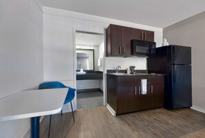 Refrigerador, microondas y cafetera y tetera 