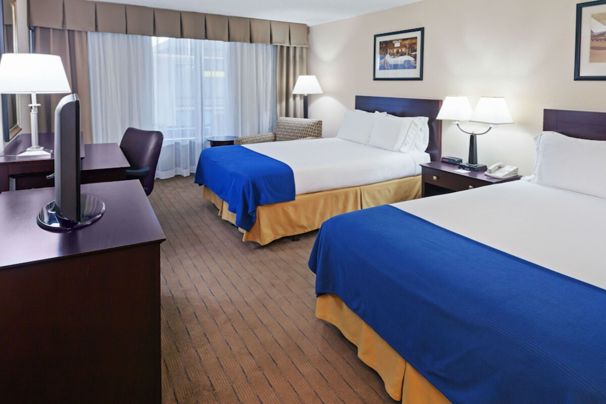In-room safe, desk, iron/ironing board, cribs (surcharge)