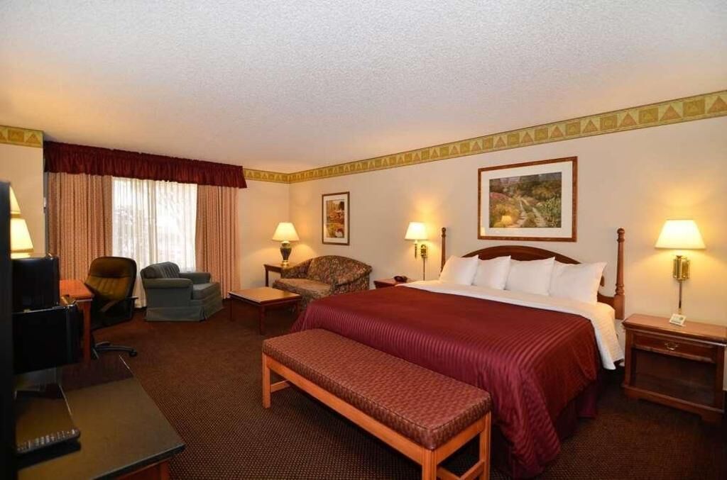 Desk, laptop workspace, iron/ironing board, free WiFi
