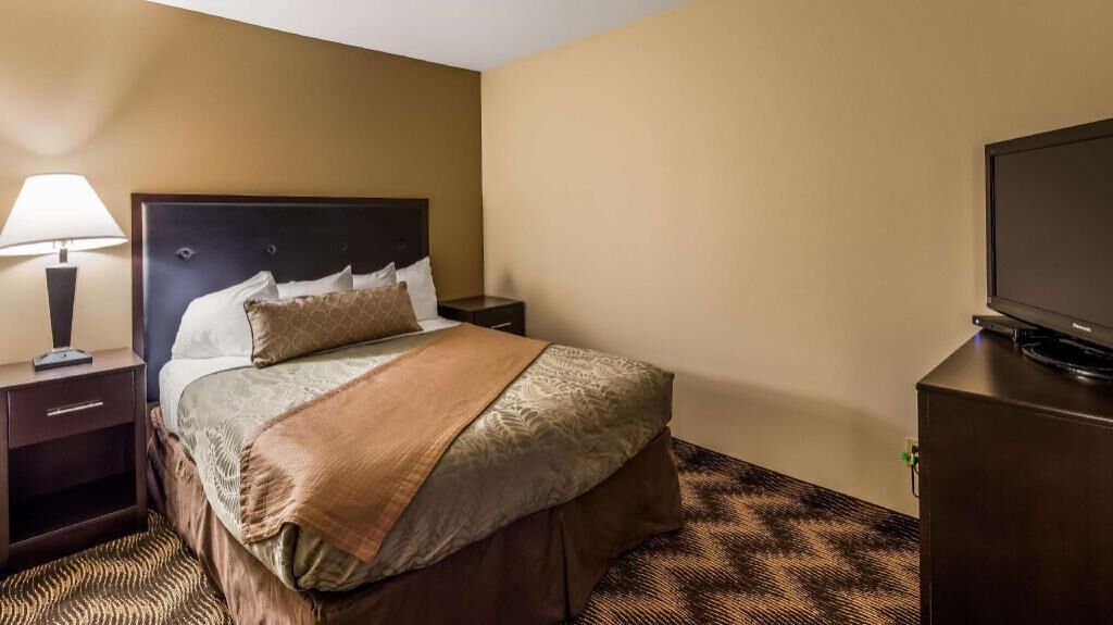 Desk, laptop workspace, iron/ironing board, free WiFi