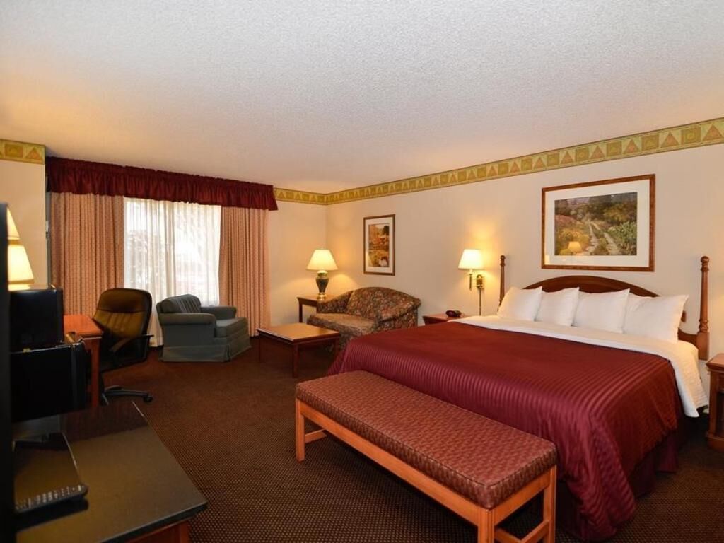 Desk, laptop workspace, iron/ironing board, free WiFi