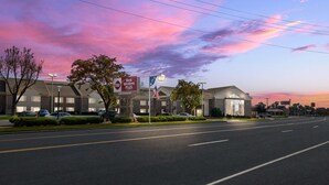 A hotel with a sign reading "Best Western PLUS" and "Cold Country Inn." - Best Western Plus Gold Country Inn (Winnemucca)