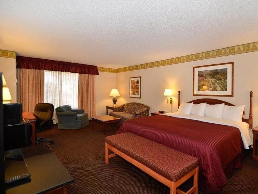 Desk, laptop workspace, iron/ironing board, free WiFi