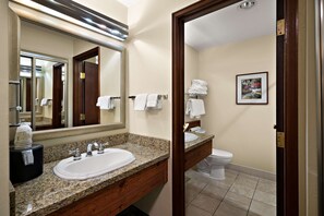 Suite, Plusieurs lits, non-fumeur, réfrigérateur et four à micro-ondes | Salle de bain | Ensemble baignoire-douche, articles de toilette (gratuits)