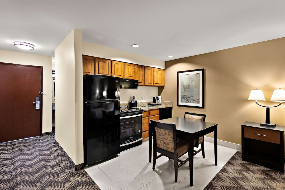 standard room, 1 king bed, non smoking, kitchen (oversized room, full kitchen) | room amenity