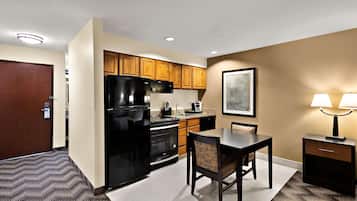 Standard Room, 1 King Bed, Non Smoking, Kitchen (Oversized Room, Full Kitchen) | Room amenity