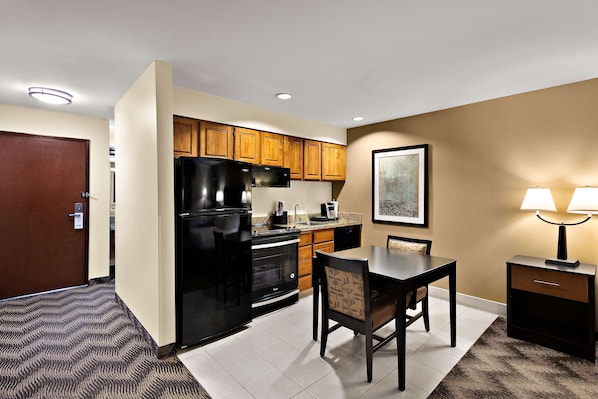 Standard Room, 1 King Bed, Non Smoking, Kitchen (Oversized Room, Full Kitchen) | Room amenity