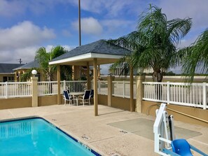 Piscine extérieure, parasols de plage, chaises longues