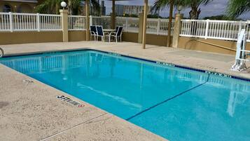 Piscina all'aperto, ombrelloni da piscina, lettini