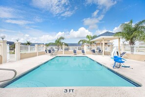 Piscine extérieure, parasols de plage, chaises longues