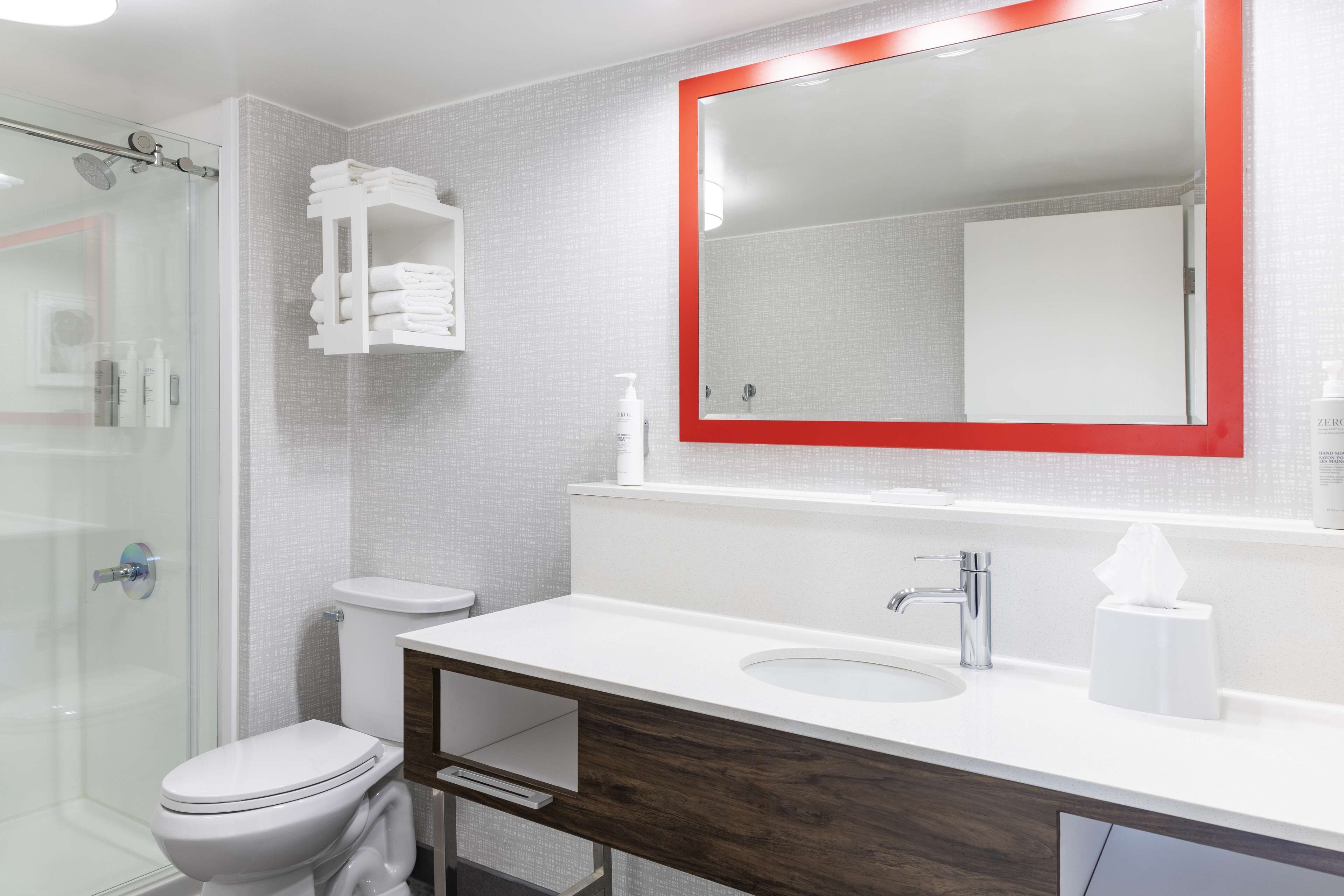 one king w/ sofabed | bathroom | combined shower/bathtub, free toiletries, towels