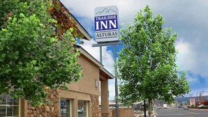 A stone building with a sign for Trailside Inn Alturas. - Trailside Inn (Alturas)
