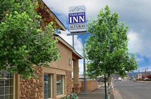 A Trailside Inn sign with a mountain logo, indicating a location in Alturas.