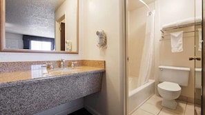 Combined shower/tub, hair dryer, towels