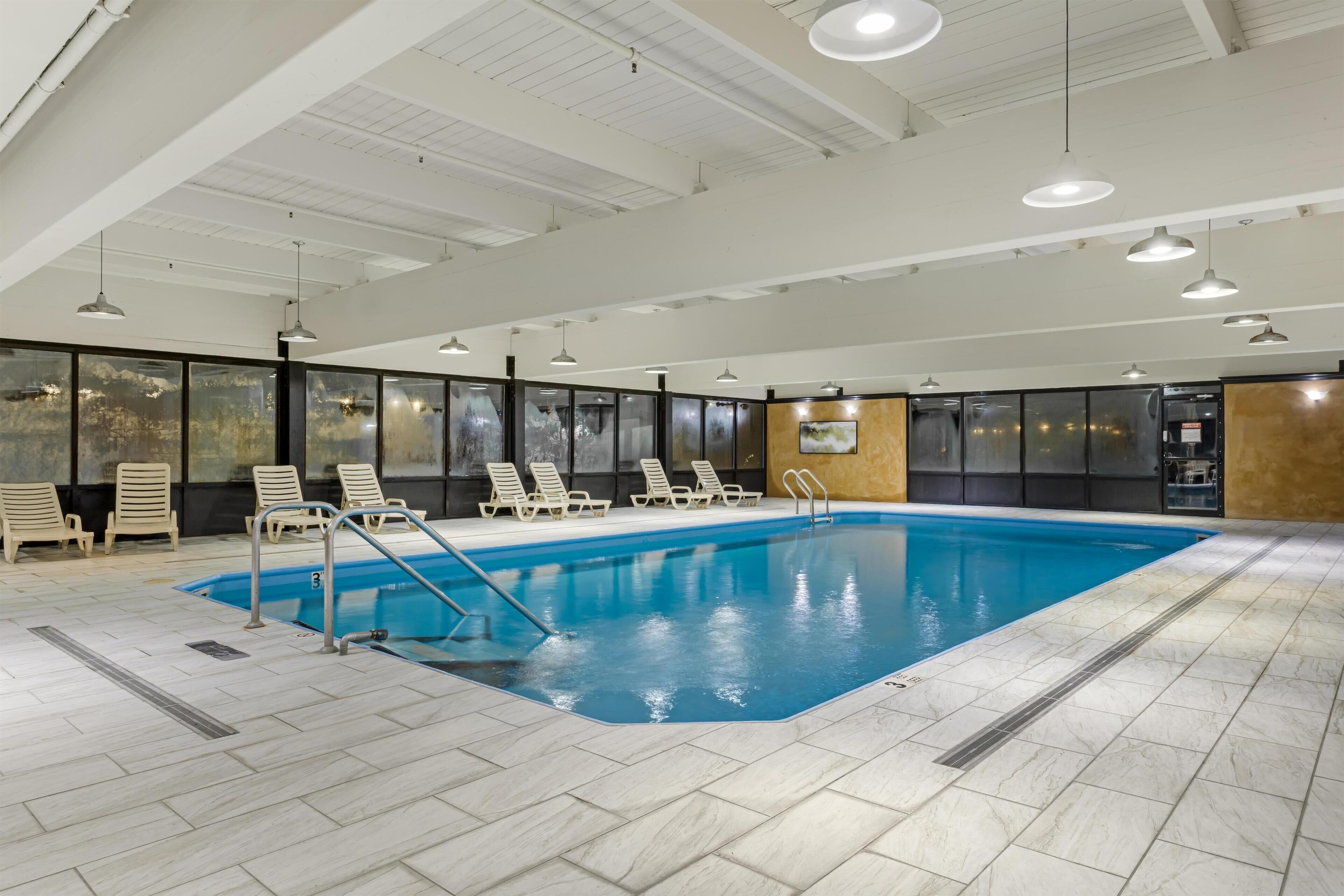 Piscine couverte, chaises longues