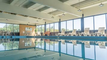 Indoor pool, sun loungers