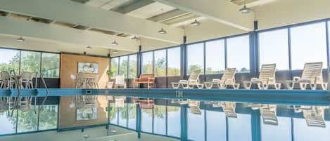 Piscine couverte, chaises longues