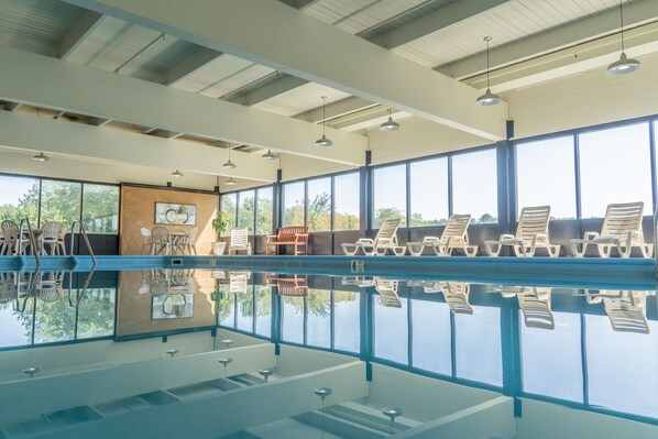 Indoor pool, sun loungers