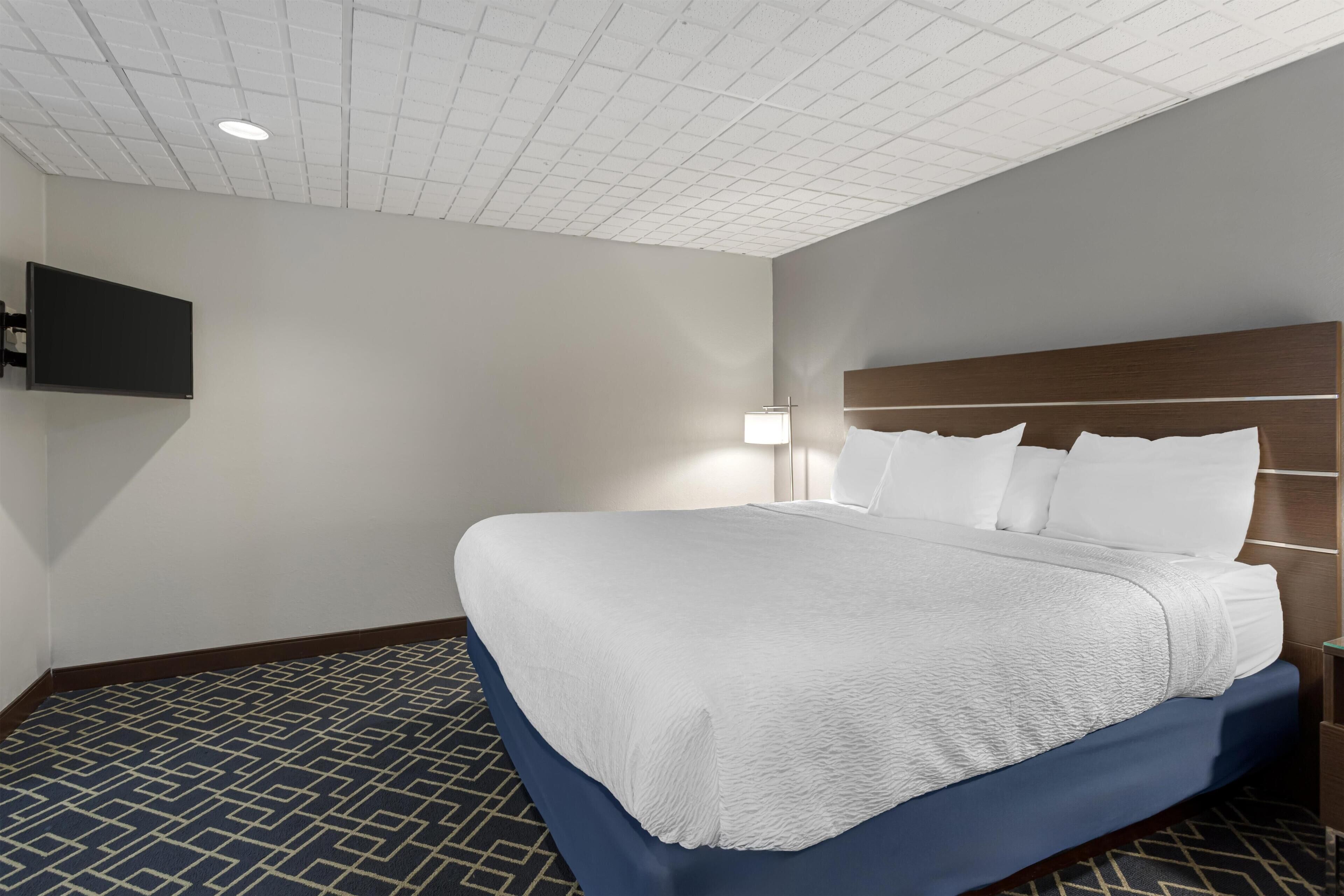 Suite, 1 King Bed, Non Smoking, Refrigerator & Microwave | Individually decorated, individually furnished, desk, laptop workspace