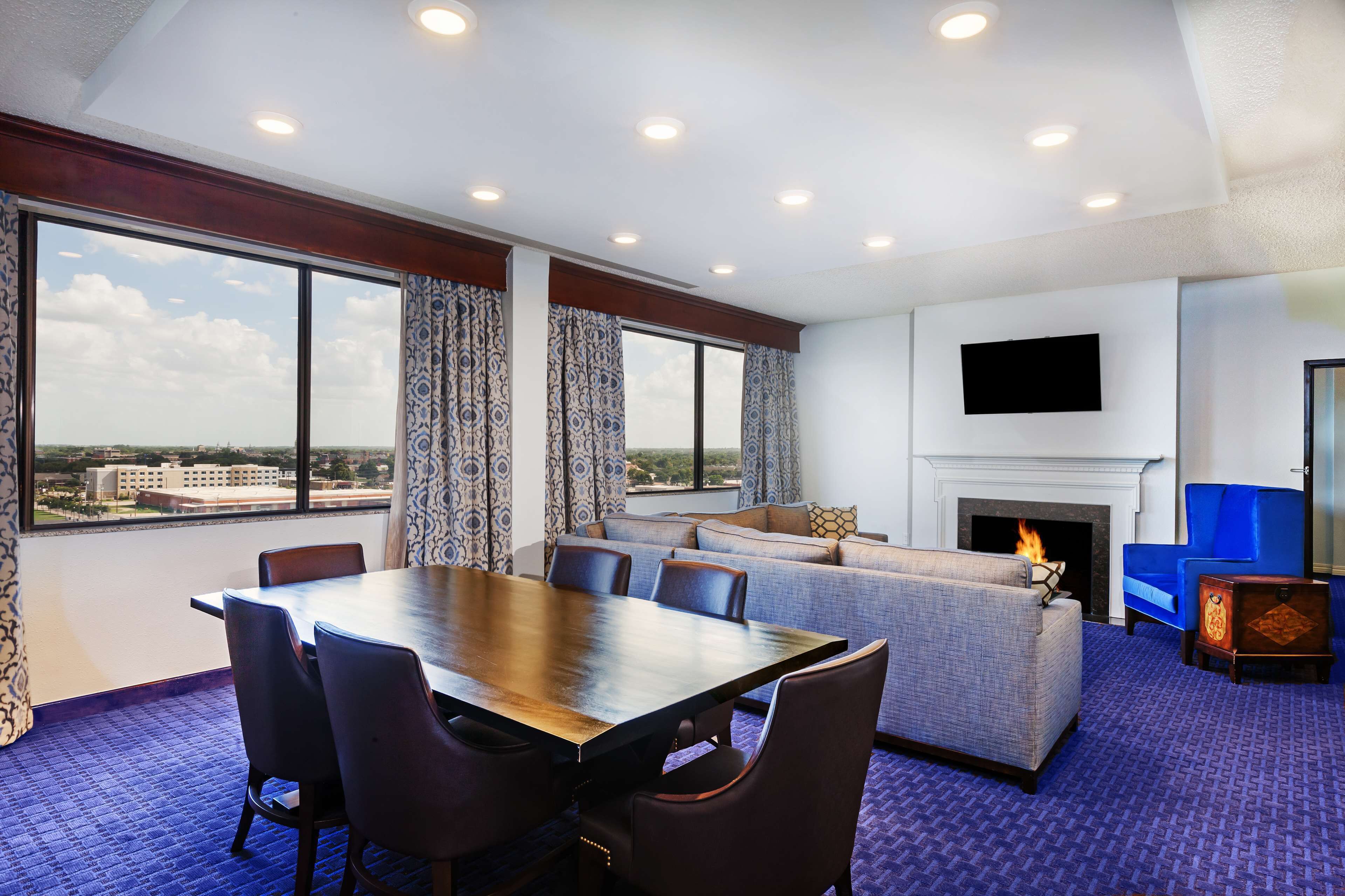 스위트, 킹사이즈침대 1개, 수영장 전망 | 거실 공간 | LCD TV