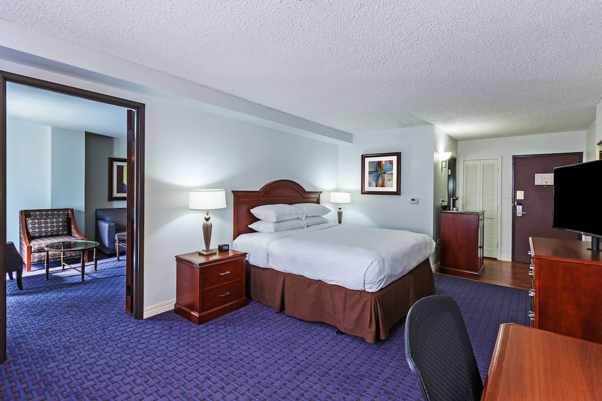 Suite, 1 King Bed, Pool View | Premium bedding, pillowtop beds, in-room safe, desk