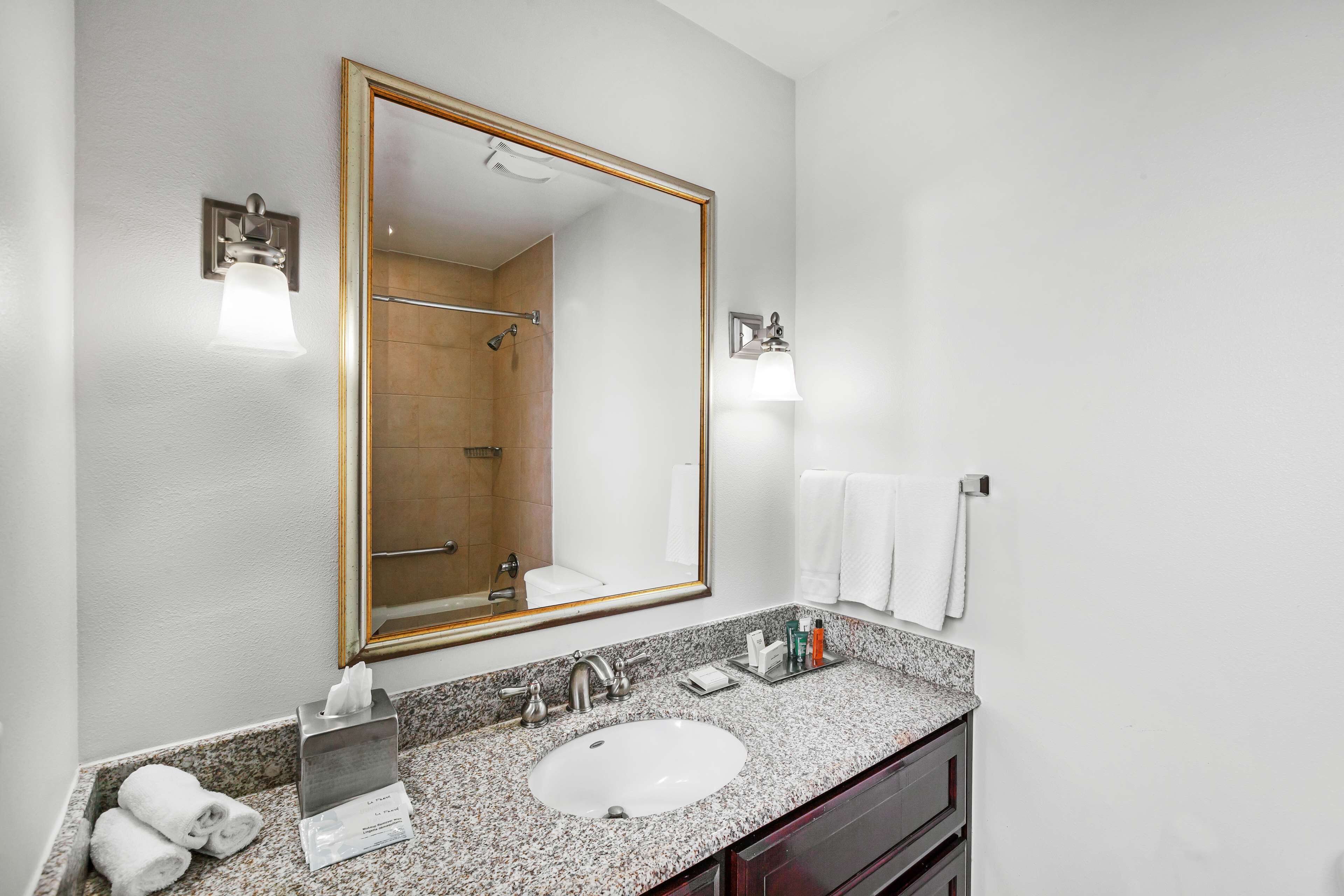 Combined shower/tub, free toiletries, hair dryer, towels