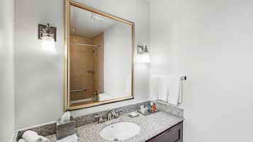 Combined shower/tub, free toiletries, hair dryer, towels