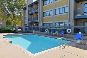 Outdoor pool - Americas Best Value Inn Suites Extended Stay Tulsa (Tulsa)