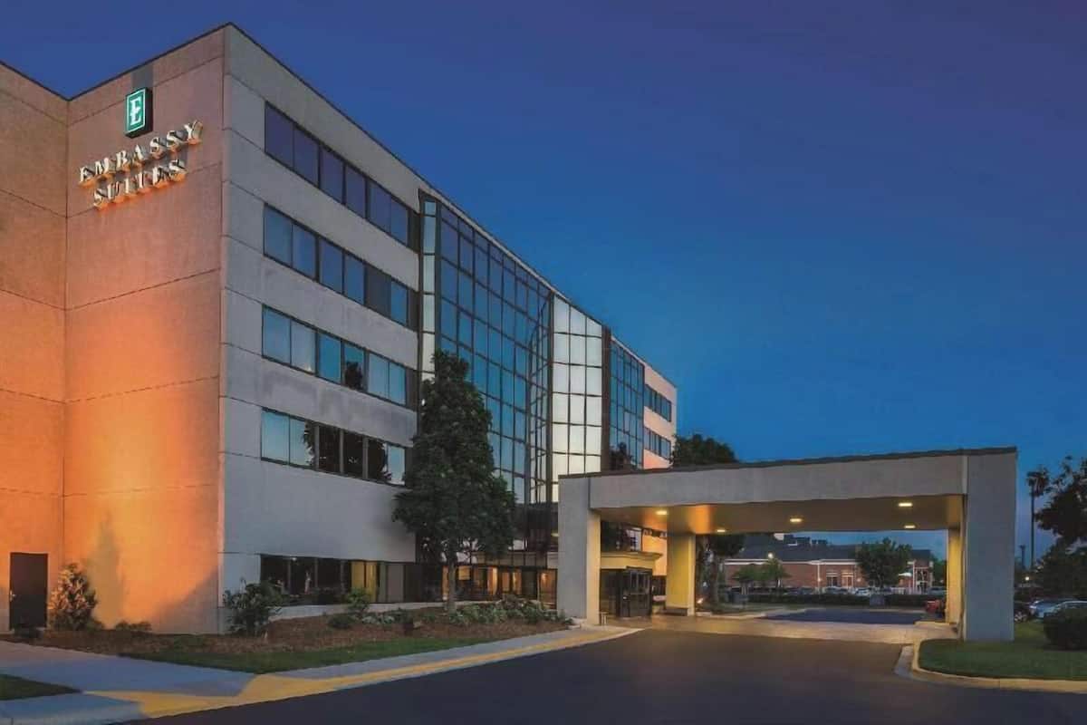 Un bâtiment moderne sur lequel on peut lire l’inscription « Embassy Suites ».