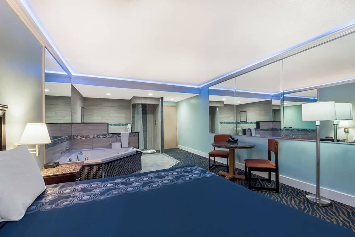 Room, 1 King Bed, Smoking, Jetted Tub | Desk, WiFi (free), bed sheets