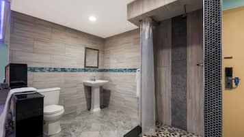 Quarto, 1 cama King, para fumantes, banheira de hidromassagem | Escrivaninha, Wi-Fi de cortesia, roupa de cama