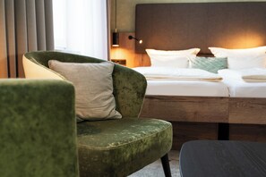 Comfort Double Room | Hypo-allergenic bedding, blackout drapes, soundproofing, free WiFi - LIHO Lübeck (Lübeck)