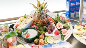 Petit déjeuner buffet (19 EUR par personne)