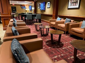 2 restauranter, frokost og middag serveres, amerikanske retter