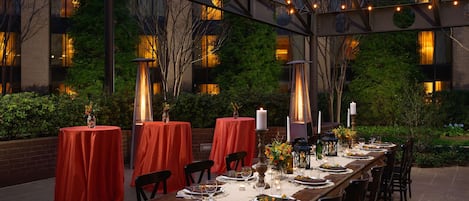 2 restauranter, frokost og middag serveres, amerikanske retter