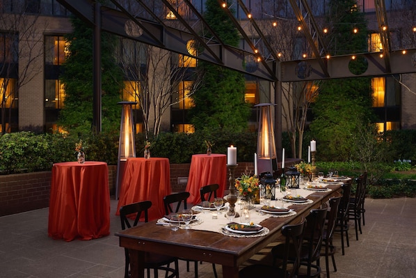 2 restaurants, breakfast, dinner served; American cuisine