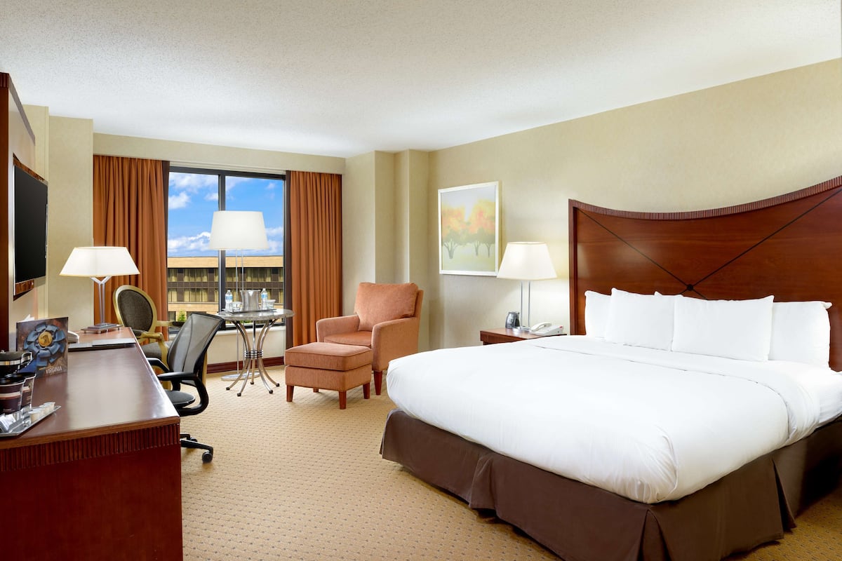 King Bed Business Room | Premium bedding, pillow-top beds, in-room safe, desk