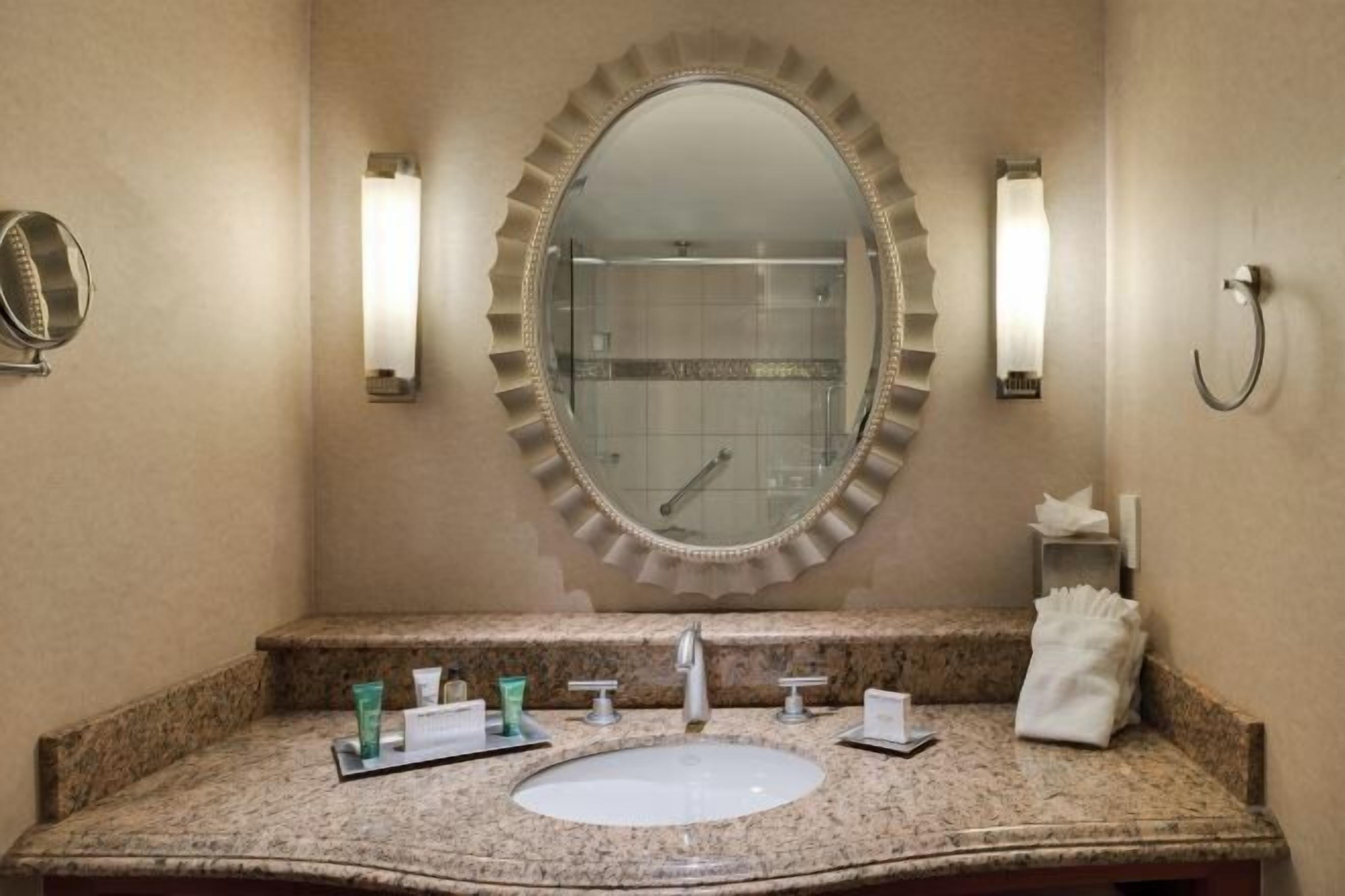 Ensemble douche/baignoire, articles de toilette de luxe, sèche-cheveux