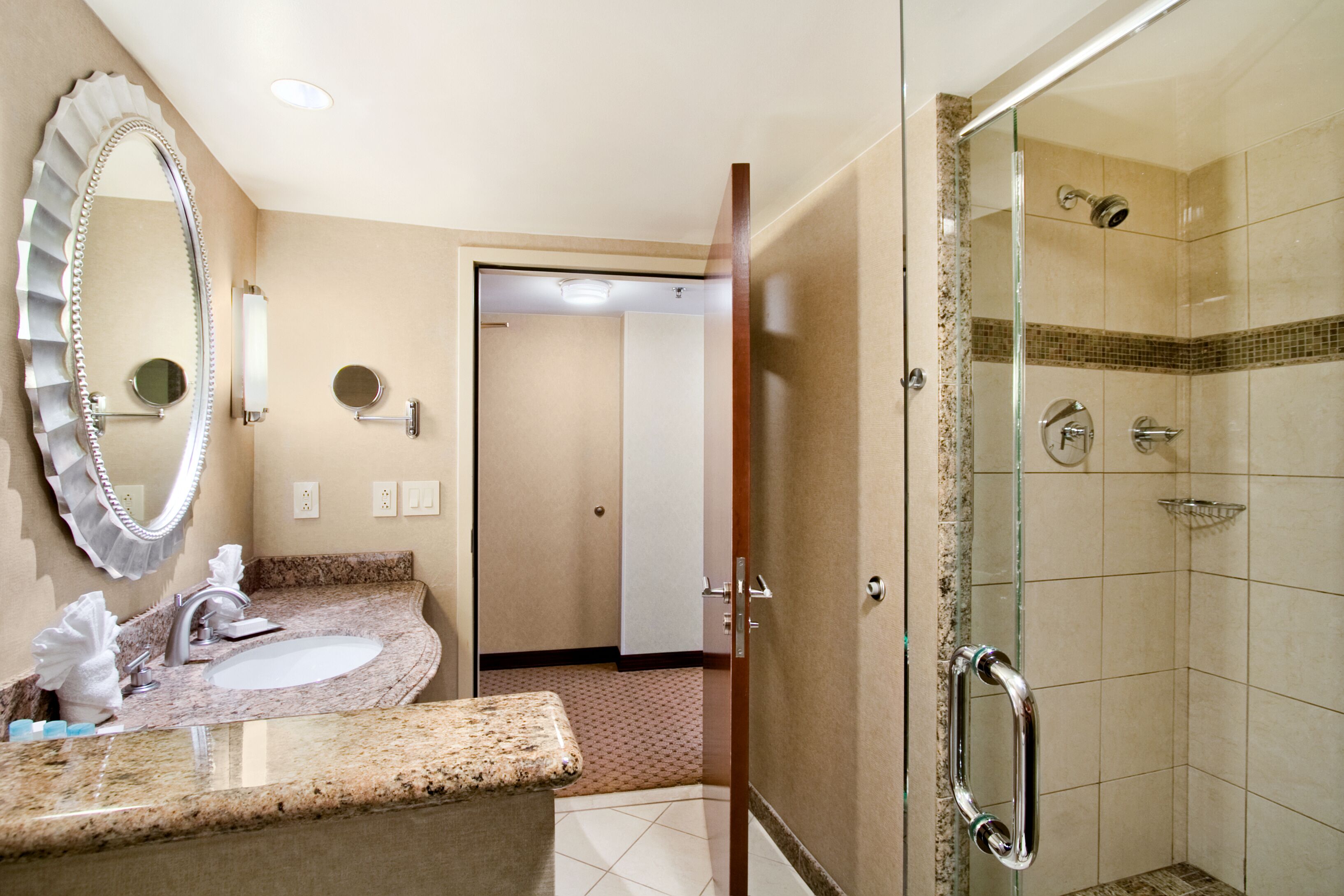 Kombination af bruser/badekar, designertoiletartikler, hårtørrer