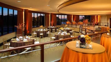 2 restaurantes; se sirve desayuno y cena