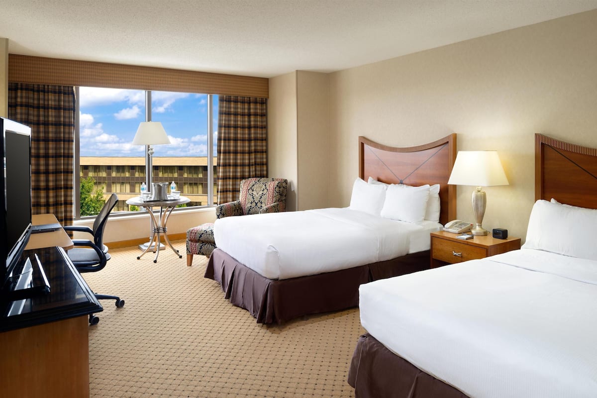 Chambre, 2 lits doubles, accessible aux personnes à mobilité réduite (Roll-In Shower)