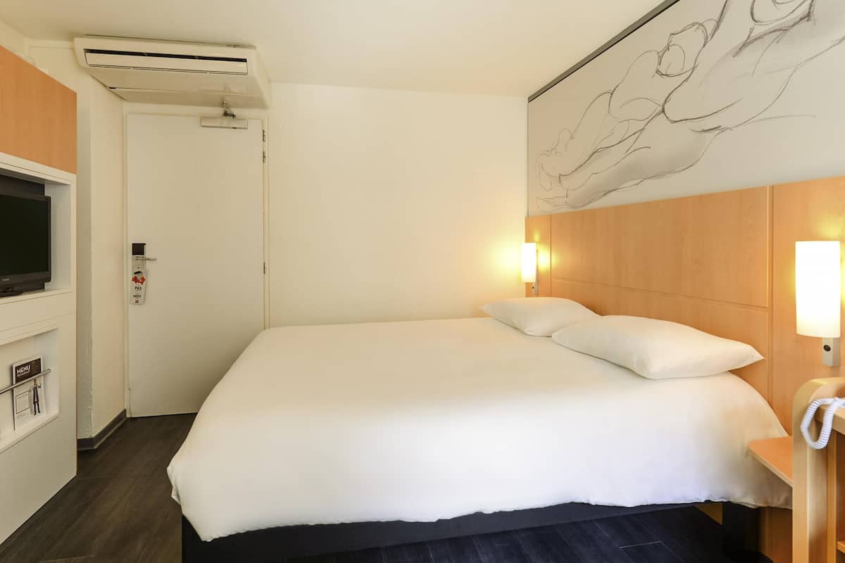 Standaard tweepersoonskamer, 1 tweepersoonsbed | Luxe beddengoed, een bureau, geluiddichte muren