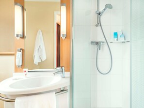 Shower, eco-friendly toiletries, hair dryer, towels - ibis Lyon Part Dieu Les Halles (Lyon)