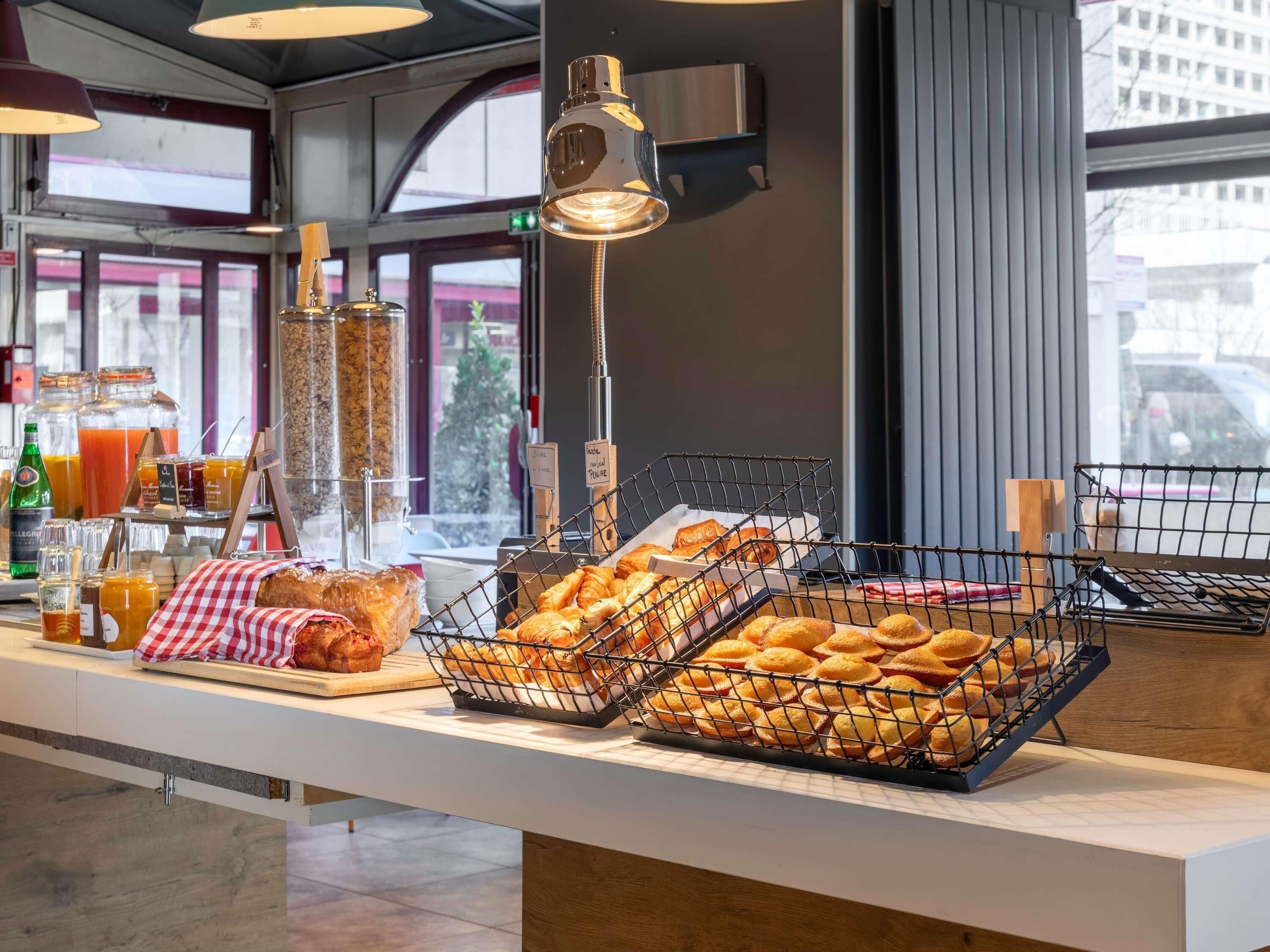 Petit déjeuner buffet (13.90 EUR par personne)