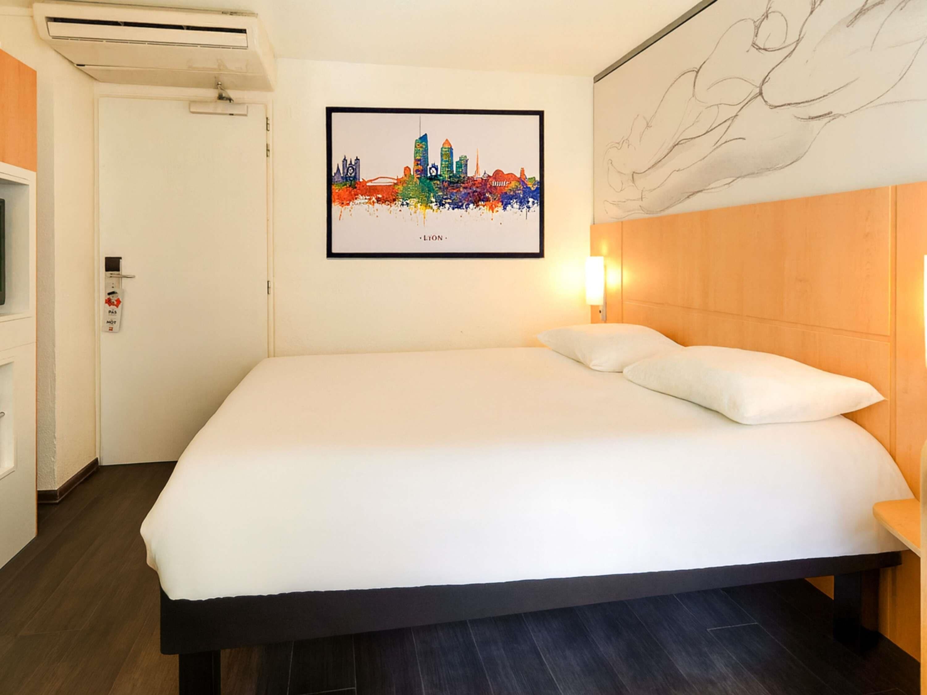 Hochwertige Bettwaren, Schreibtisch, schallisolierte Zimmer