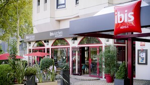 Een ibis hotel met een restaurant genaamd ibis kitchen.