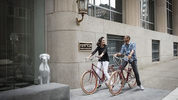 Un edificio con un cartel que dice 'KIMPTON Hotels & restaurants'.