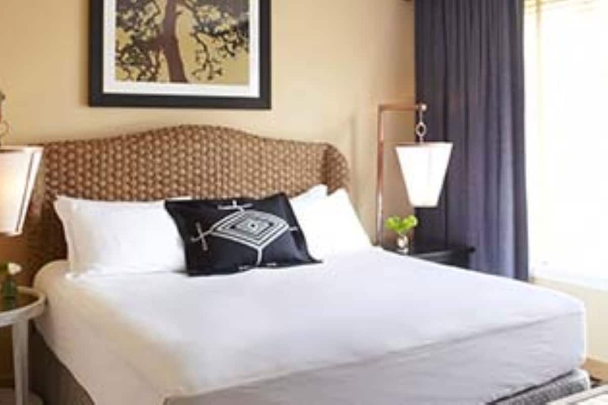 Habitación, 1 cama King size | Ropa de cama de alta calidad, edredón, camas con pillow-top y minibar