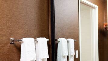 Badkar/dusch, miljövänliga toalettartiklar, hårtork och handdukar